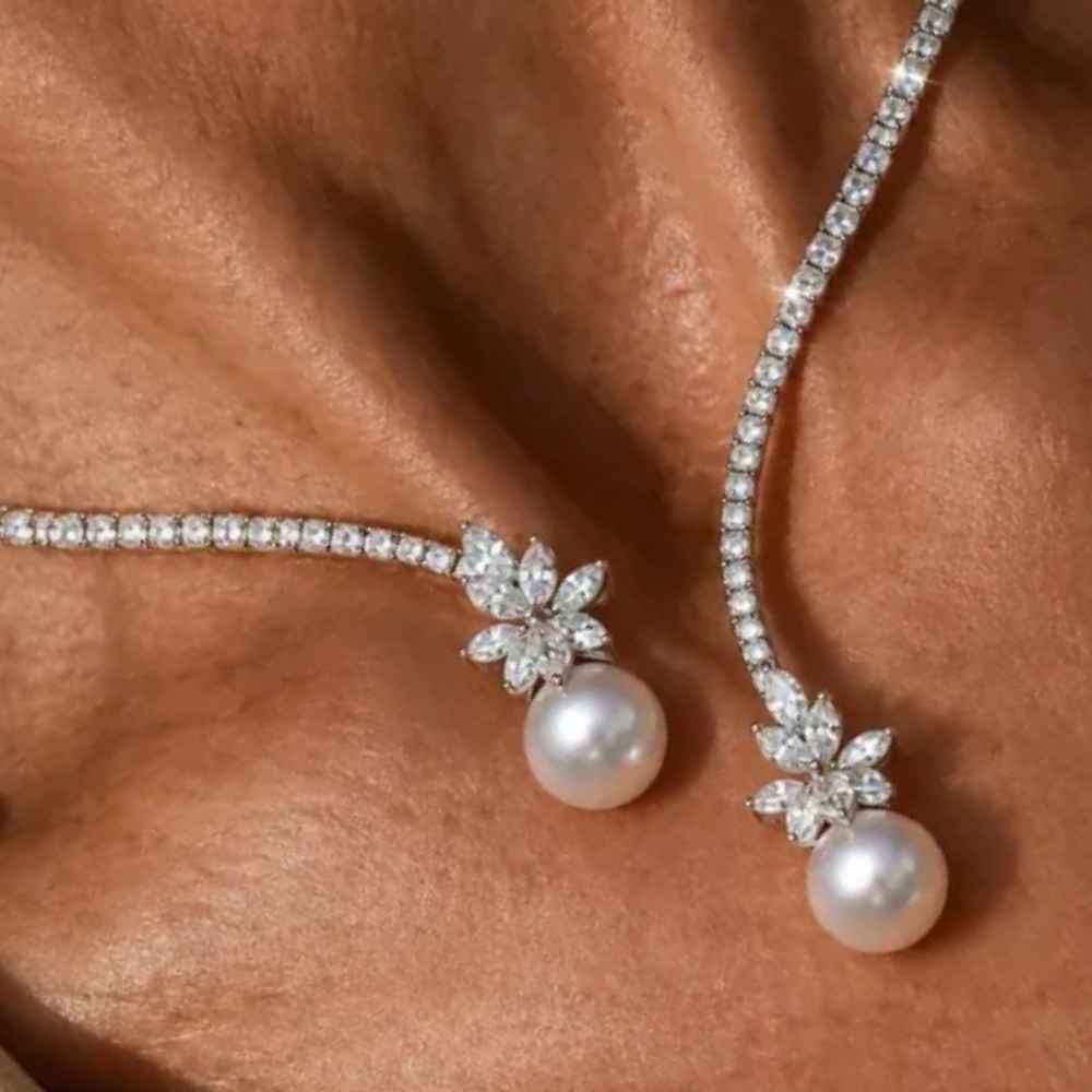 Elegant shiny necklace with sterling silver pearls